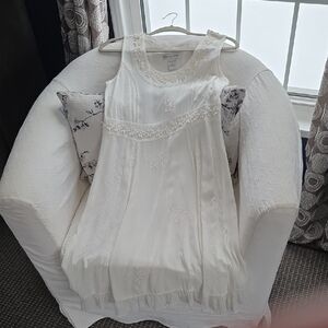 Elegant White Sleeveless Dress